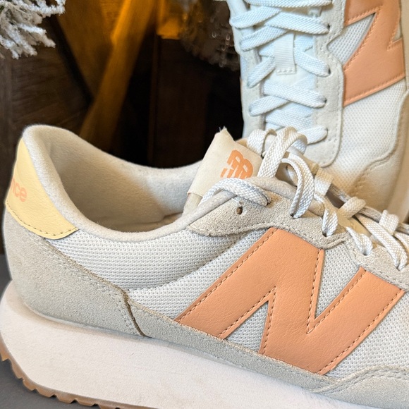 New Balance 237 V1 Women's Beige and Orange Sneakers Sz 10 - Picture 4 of 12